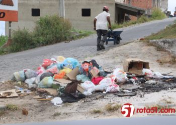 A cidade sem coleta de lixo, virou um lixo.
