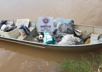 Roubou uma lancha, não sabia nadar, trocou tiro com a polícia e morreu no seco.