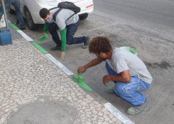 Prefeita Cordélia Torres, enquanto trabalha, manda mudar a cara da cidade.