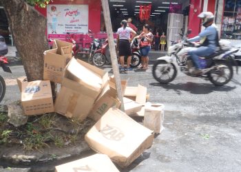 O lixo nas ruas, além de emporcalhar a cidade, mostra incompetência de um trabalho pago, que não está tendo resultado.