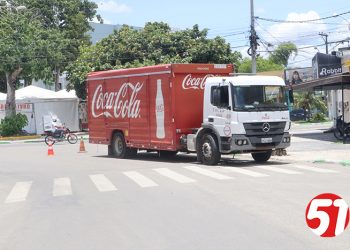 Tá difícil rodar de carro em Eunápolis, caminhões estacionam até em locais indevidos.
