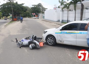 Acidente deixa motorista e motoqueiro sem assistência policial.