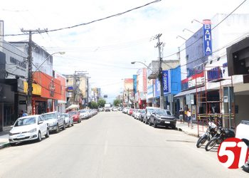 Centro comercial da cidade, ninguém fala nada sobre fechamento ou não do comércio.