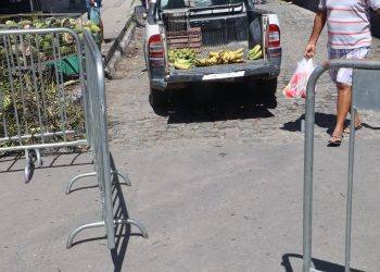 Motoristas não respeitam as limitações da feira do Bueiro, depois quando a polícia multa, é a prefeita que não presta.