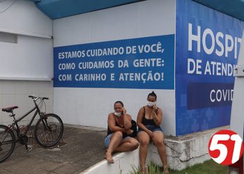 Esposa chora por dois motivos, a morte do esposo e a falta de informações sobre o paciente, a única informação é que ele havia falecido.