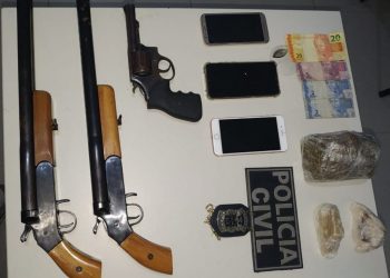 EUNÁPOLIS. ARMAS E DROGAS SÃO APREENDIDAS EM CARRO NA BR-101