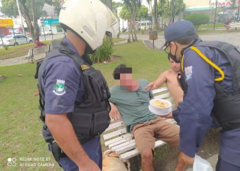 GUARDA MUNICIPAL DE EUNÁPOLIS presta apoio a homem desmaiado em praça.