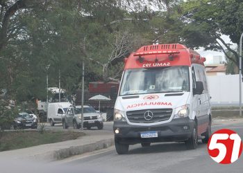 Ambulância do SAMU é rebocada com cordas até o HGE.