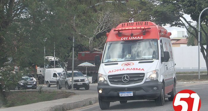 Ambulância do SAMU é rebocada com cordas até o HGE.