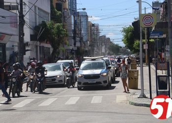 O trânsito foi reaberto na av. Porto Seguro, só não pode estacionar.