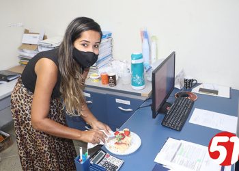 Funcionários da Câmara Municipal, cantaram, para a funcionária Amanda, PARABÉNS PRA VOCÊ.