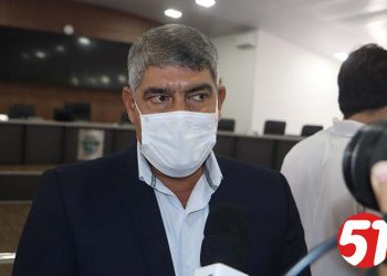 Vereadores se reúnem com representantes da policlínica, para tentarem solucionar o impasse: “assina ou não assina”.