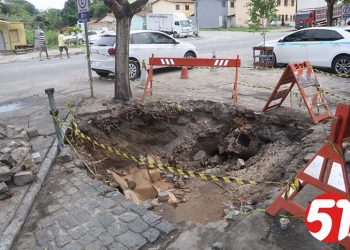 Buraco no mercado do Bueiro, coloca em risco quiosque no local, o buraco é grande.