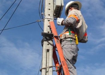 Cidade às escuras, população está pagando do próprio bolso para ter ruas iluminadas.