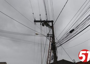 Urubu voando perto da rede elétrica, provocou um curto e quase mata um cidadão.
