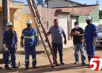 Equipe de serviços urbanos da prefeitura de Eunápolis atende apelo e começa a iluminas as principais ruas do Dinah Borges.