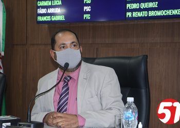 O presidente da Câmara de Vereadores, Jorge Maécio, parabeniza Eunápolis pelo seu aniversário.