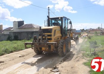 Prefeitura manda patrolar ruas do bairro Dinah Borges.