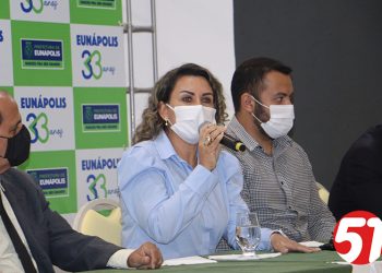 Prefeita Cordélia Torres, parabeniza Eunápolis pelo seu aniversário.