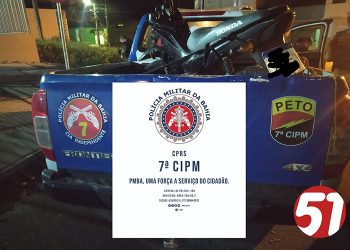 Assaltantes roubam moto e tombam no asfalto, atiraram nos policiais e receberam chumbo de volta.