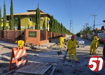 Prefeitura de Porto Seguro pavimenta ruas em favor de maior mobilidade.