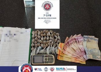 Menores apreendidos com drogas, celulares e caderno de anotações para o tráfico.