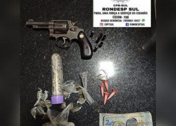 PM tenta evitar tráfico de drogas, é recebida a tiros e no revide um traficante tombou cheio de drogas, armas e dinheiro.