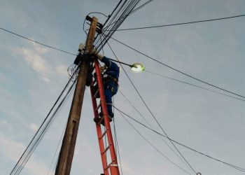 Prefeitura de Eunápolis intensifica serviço de iluminação pública por toda cidade