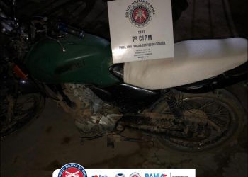Elementos armados fugiram da PM mas deixaram a moto, fugiram a pé pelo mato afora.