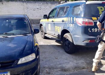 Procurado por homicídio, acabou preso com carro roubado.