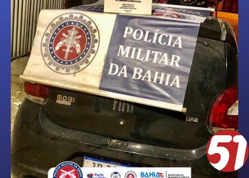 Bandidos em um Fiat Mobi trocam tiros com a PM, carro foi apreendido.