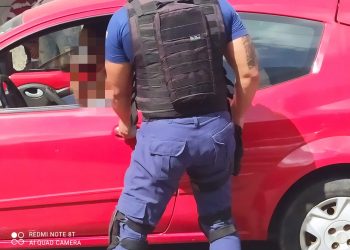 GUARDA CIVIL MUNICIPAL DE EUNÁPOLIS APREENDE CARRO COM PLACA ADULTERADA NO CENTRO DA CIDADE.