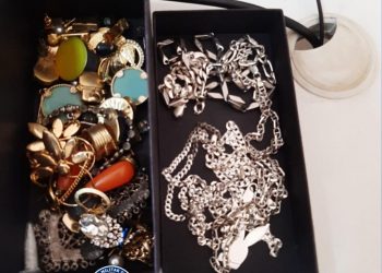 Ladrões roubam joalheria e são presos com todos os furtos.