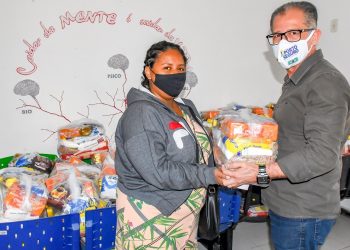Prefeitura de Porto Seguro entrega cestas básicas a famílias carentes.
