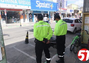 Estacionamento na av Porto Seguro pode gerar multa e até reboque de carros e motos.