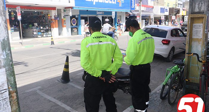 Estacionamento na av Porto Seguro pode gerar multa e até reboque de carros e motos.