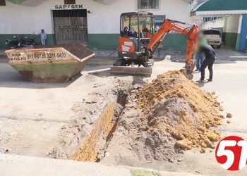 Hospital AMES, faz obra particular para não poluir rede pluvial na rua das Tangerinas.
