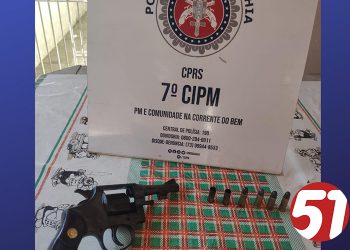 Trocaram tiros com a PM, um fugiu o outro dançou  com arma e tudo.