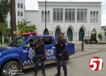 Guardas municipais evitam roubo de moto e detém os menores que tentaram fazer o roubo.