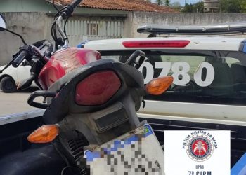 PM troca tiros com bandidos e apreende moto roubada.
