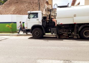 Secretaria de Serviços Públicos utiliza caminhão varredeira para intensificar limpeza urbana