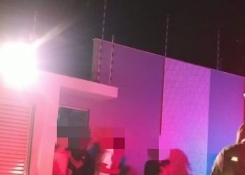 FORÇA TAREFA fecha novamente festa aglomerada e sem autorização no bairro parque das flores em Eunápolis.