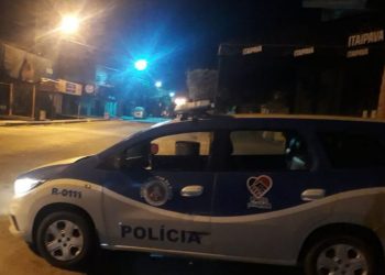 PM apreende veículo abandonado no centro da cidade.