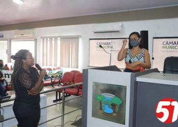 Câmara Municipal recebe deficientes auditivos, leitora de libras e a representante da classe.