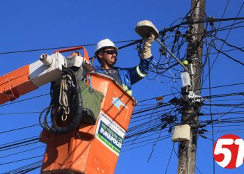 Equipe de manutenção da rede elétrica, percorre toda a cidade iluminando as ruas.