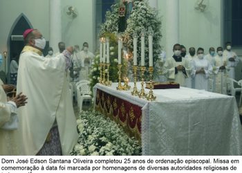 Prefeita Cordélia Torres participa de missa em homenagem ao bispo Dom José Edson
