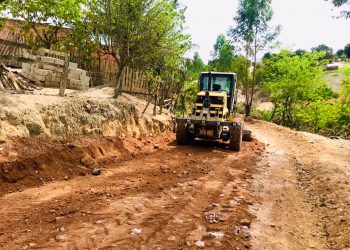 Prefeitura de Eunápolis inicia serviço de revitalização em rua para melhorar mobilidade no bairro Juca Rosa