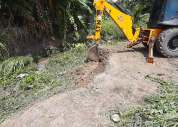 Secretaria de Serviços Públicos realiza limpeza no Córrego do Gravatá para evitar enchentes em Eunápolis
