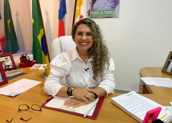 “Live com Cordélia” é marcada por homenagens e anúncio de melhorias para Eunápolis