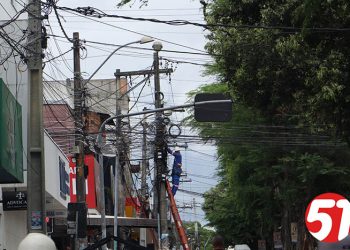 Cabos de internet, despencando dos postes, de empresas sem responsabilidade com segurança.